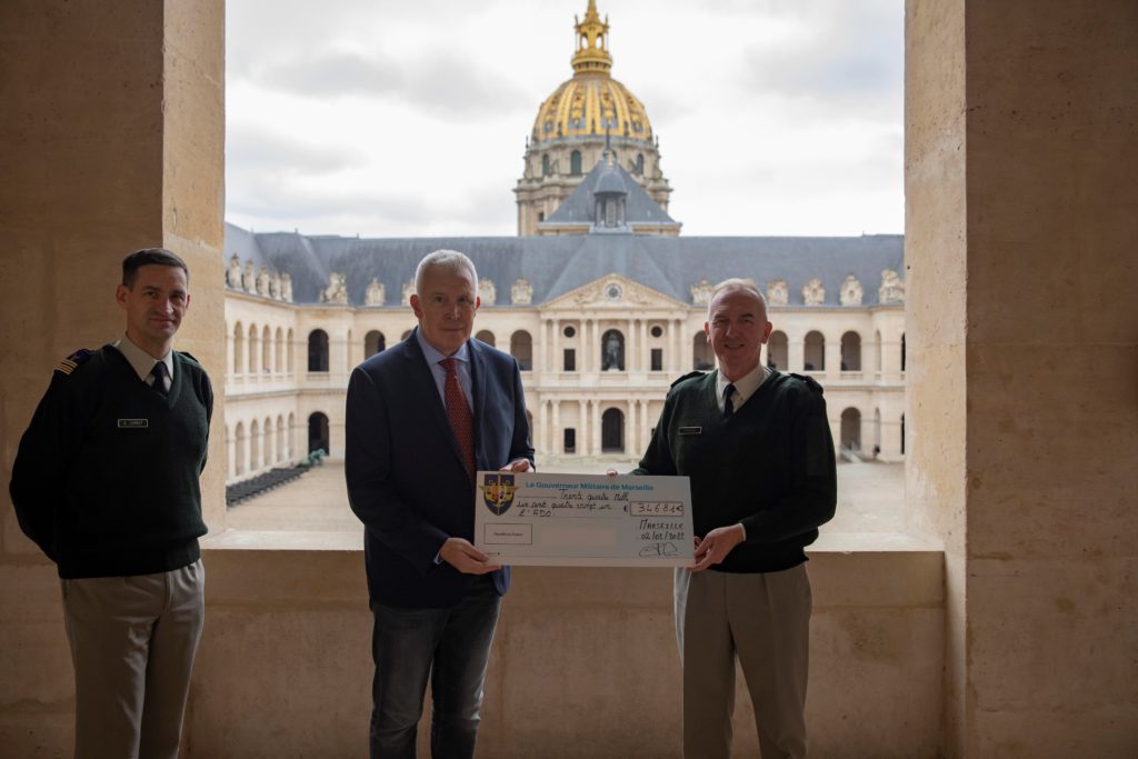 Remise de chèque par le Gouverneur Militaire de Marseille